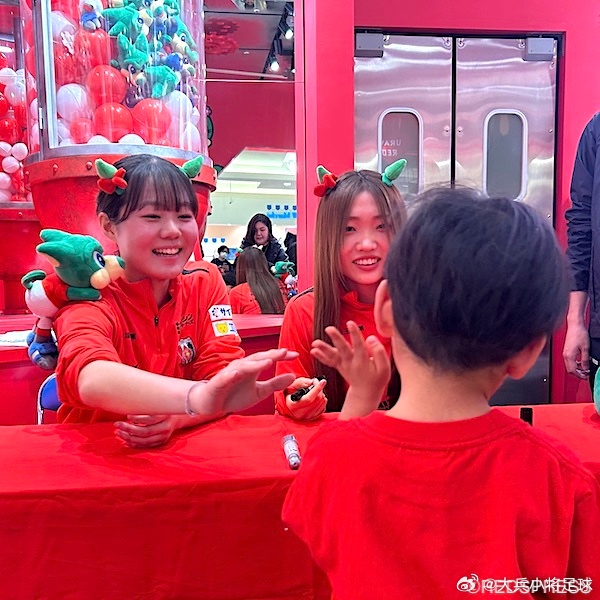 weleague 3月28日，三菱重工浦和女足的两位选手秋本佳音和平川陽菜担任俱