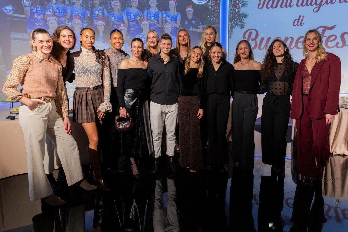 📸 诺瓦拉队的队员们齐聚一堂，共进圣诞庆祝晚餐。来看看她们的衣品。 