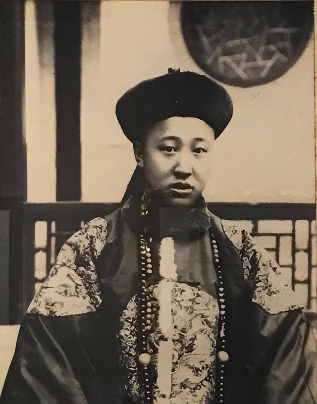 觉罗：清朝皇族里最尴尬的"高配平民"

同样姓爱新觉罗，凭什么有人一出生就是亲王