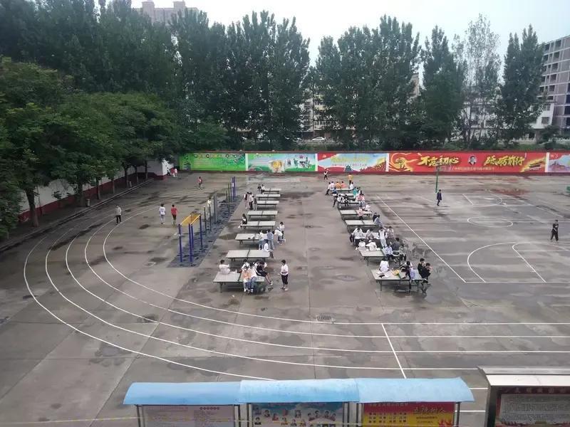 《高考》 
十年寒窗苦用功，
书山有路志无穷。
笔作利剑斩荆棘，
墨香四溢梦初成