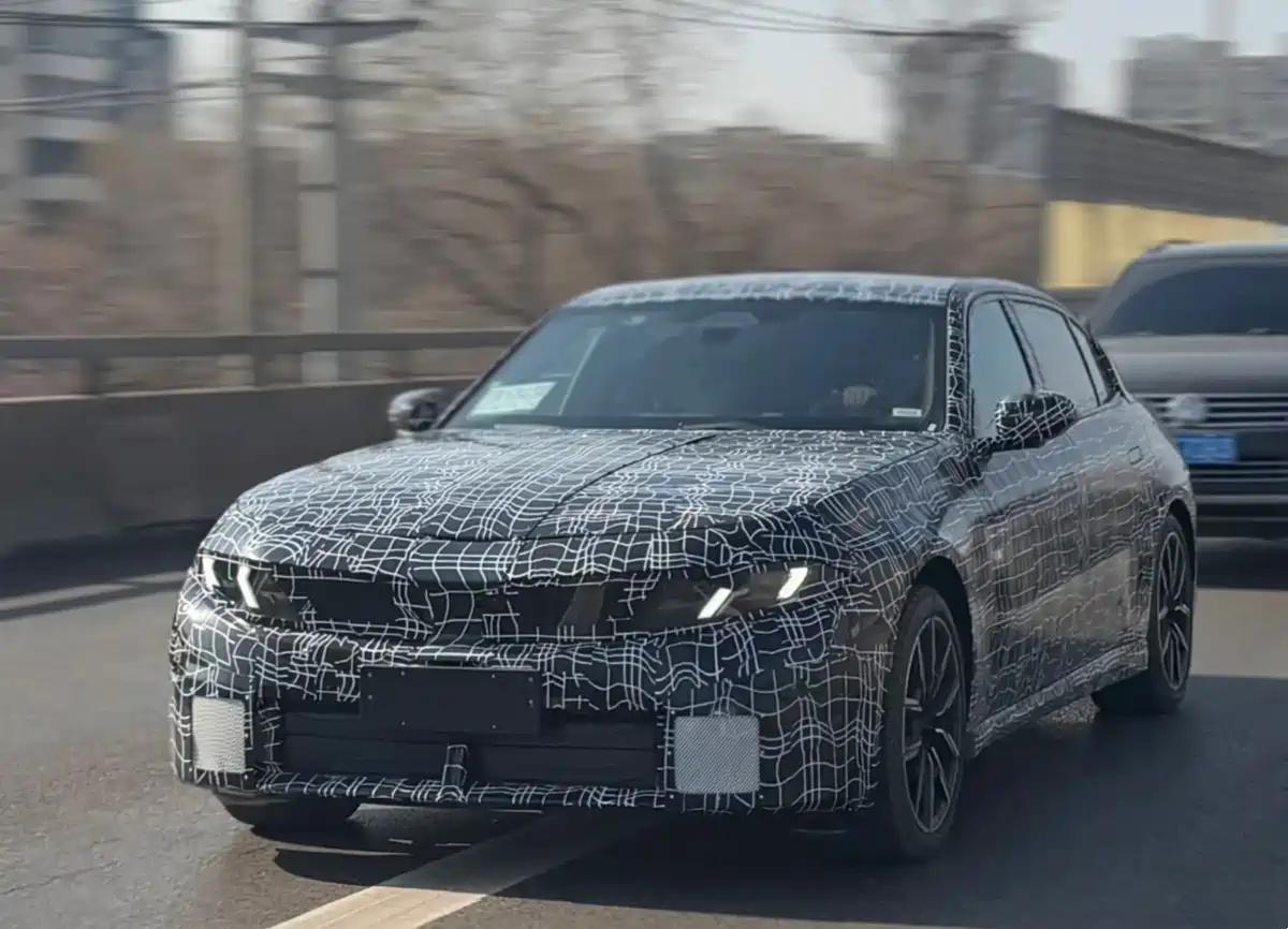 Klasse平台打造，而来也将进行引入并国产。据悉，新车有望与宝马i3一同在20