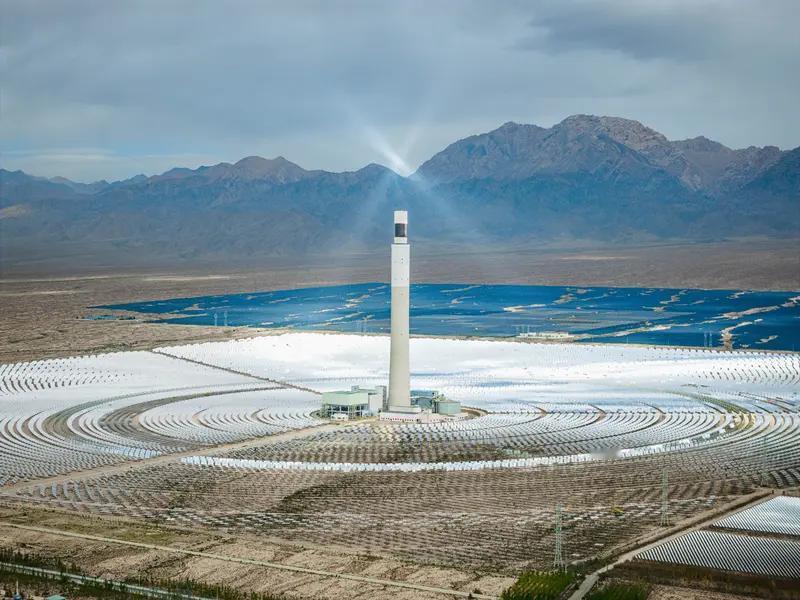 戈壁滩上的“超级镜子发电站”

在甘肃敦煌的戈壁滩上，有一座占地7.8平方公里的