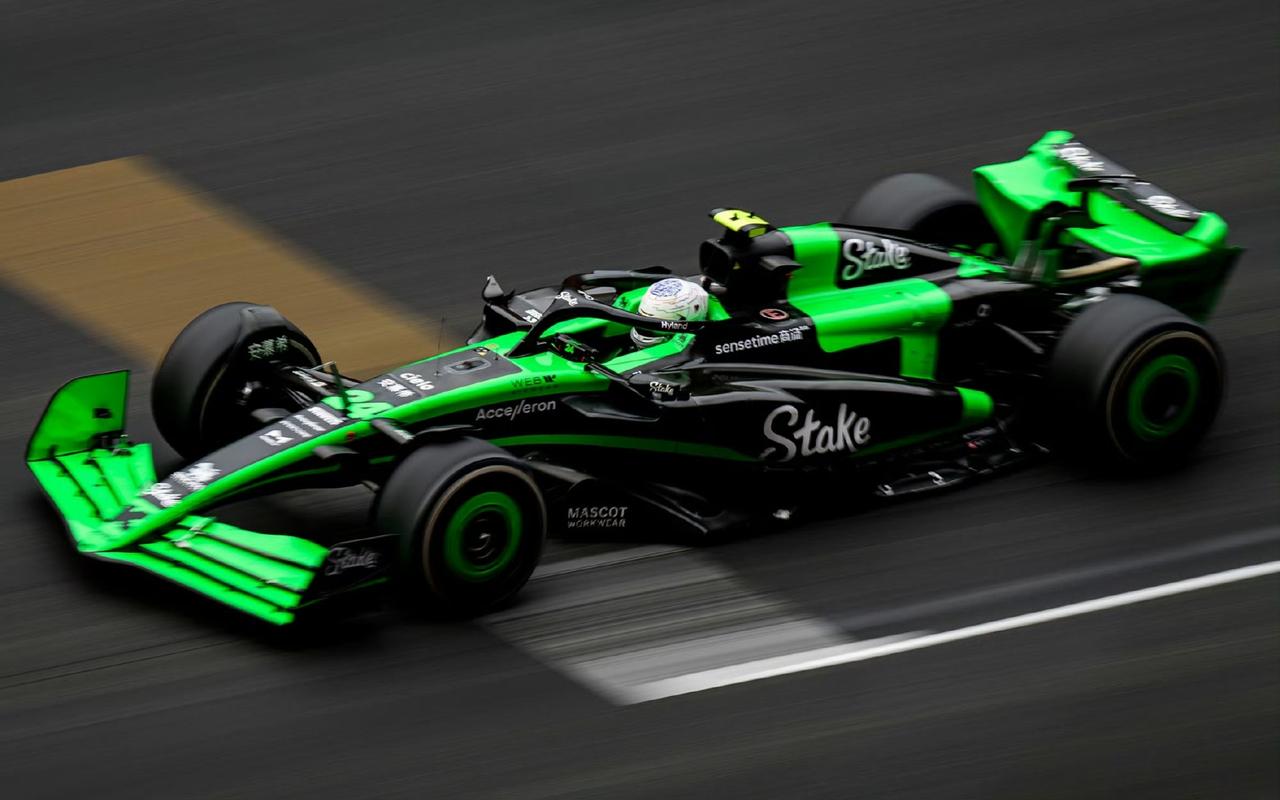 谁懂啊，当周冠宇的24号赛车轰鸣着上海国际赛车场的“上”字形赛道，那种心跳加速的