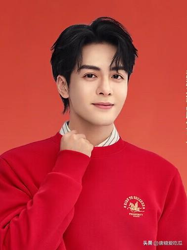 今天最难过的就是曾舜曦
因为鞠婧祎被送进了调查名单
他和鞠婧祎的戏《月鳞绮纪》本