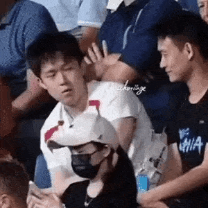 想起那年奥运会，顶着队友早早出局，争冠压力压在他一人身上的压力，樊振东打张本开局