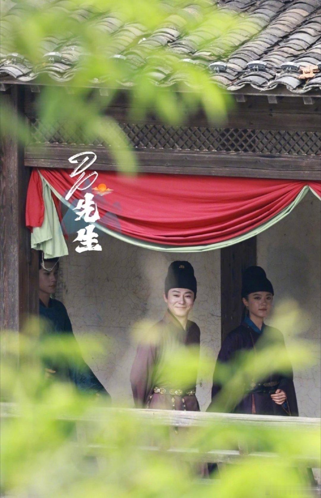 赵今麦女扮男装造型路透楚听雨可以是清秀公子哥，也可以是心怀天下的奇女子，赵今麦这