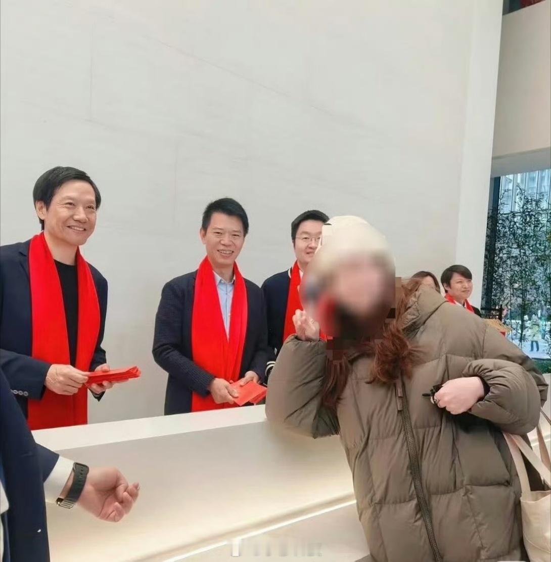 穆粉早安周一早啊，昨夜又做了一个奇怪的梦，梦的大概内容是：除夕夜下班后我们有几个