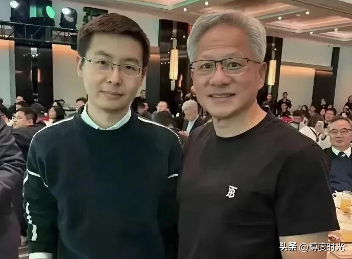 黄仁勋与宇树科技合作
推出1.8米高的人形机器人H2+
极具看点
6月2日消息传