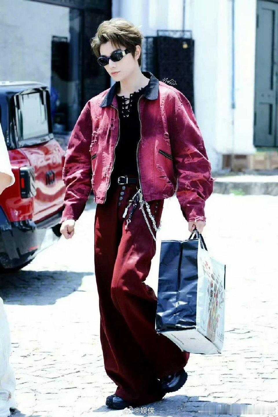 黄晓明看到丁禹兮腿开始累了光是听晓明哥说看到丁禹兮腿就累，所以中餐厅劳动强度也太