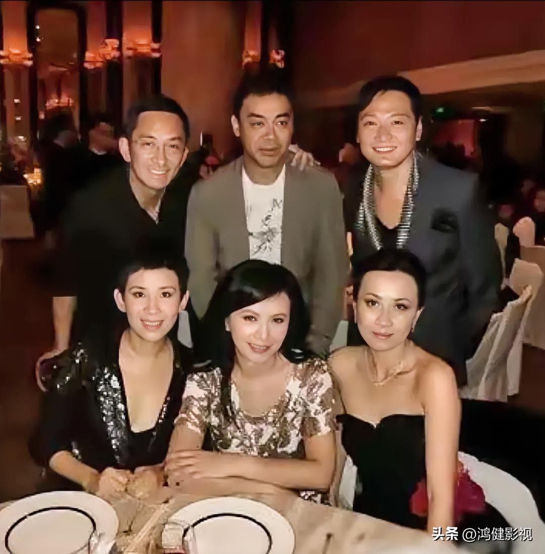 后排就认得出皮肤黝黑的刘青云，还有笑容可掬的吴启华；前排左边的是细眉飞扬，明眸善