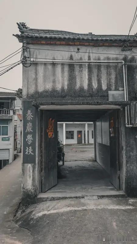 《200元，邂逅一场大雨：退休教师贵州之行的“意外之遇”》

谁也未曾想到，一场