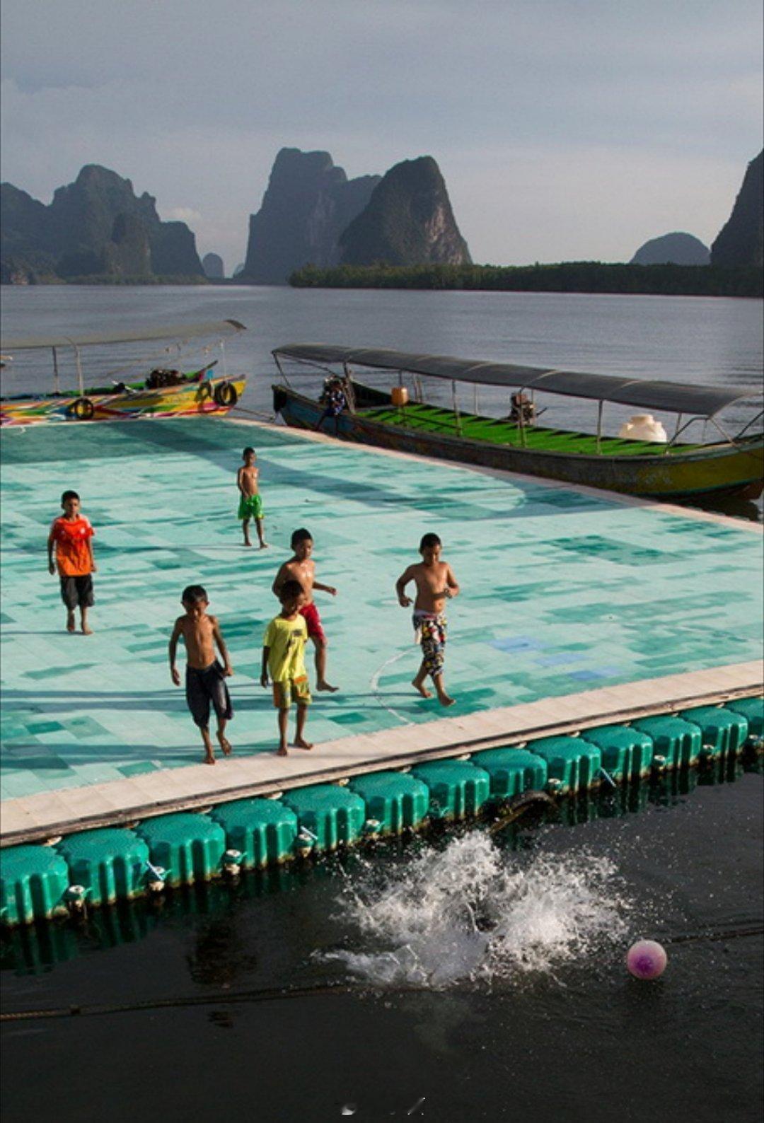 海南来了个漂浮在海上的足球场在海上踢足球是种什么体验新奇体验拉满！专业级漂浮足球