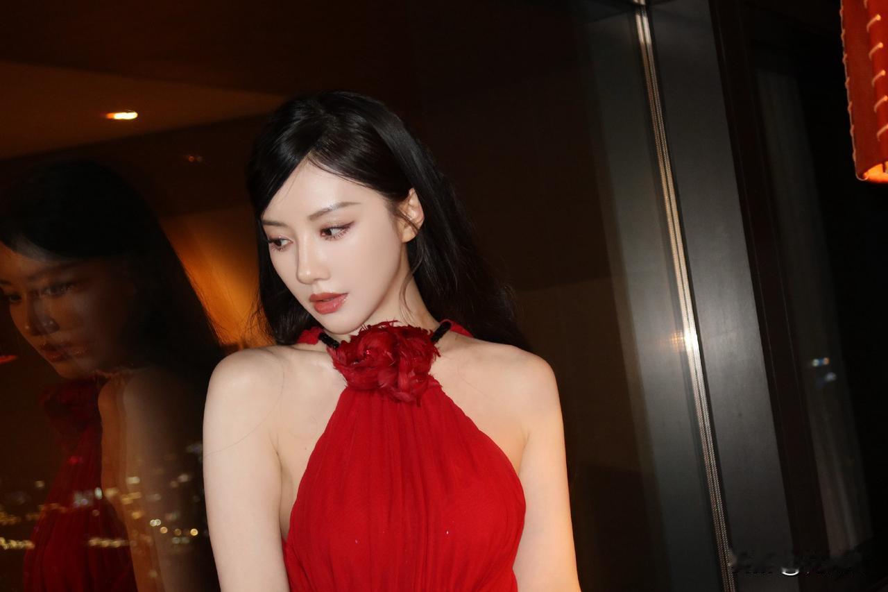 夜色中的红衣美人，镜中倒影，惊艳了时光