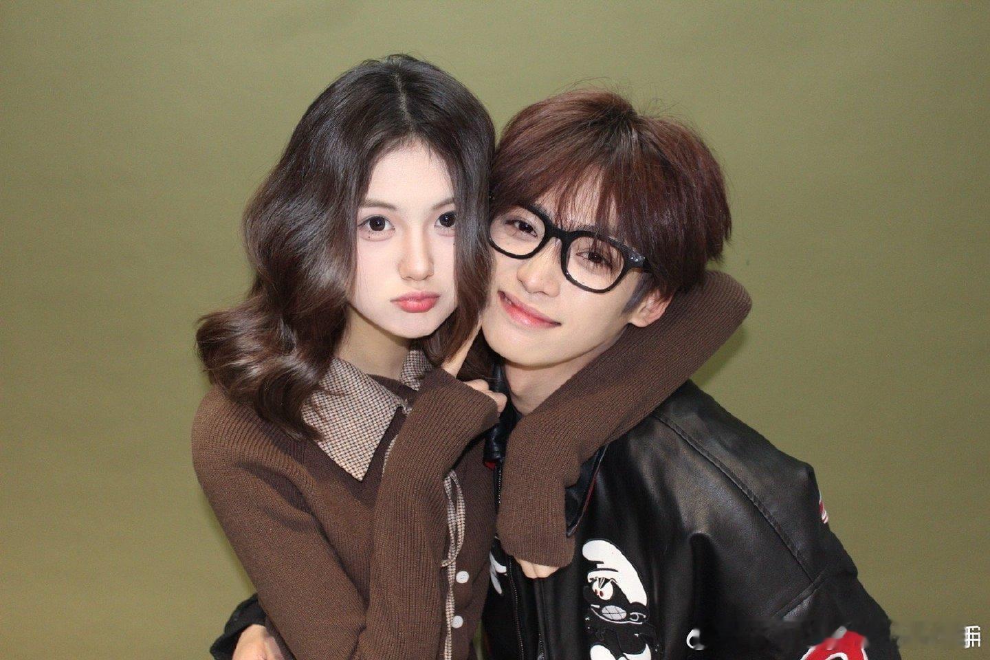 梓渝前女友合照梓渝凡事都有代价 ？？？ ​​​