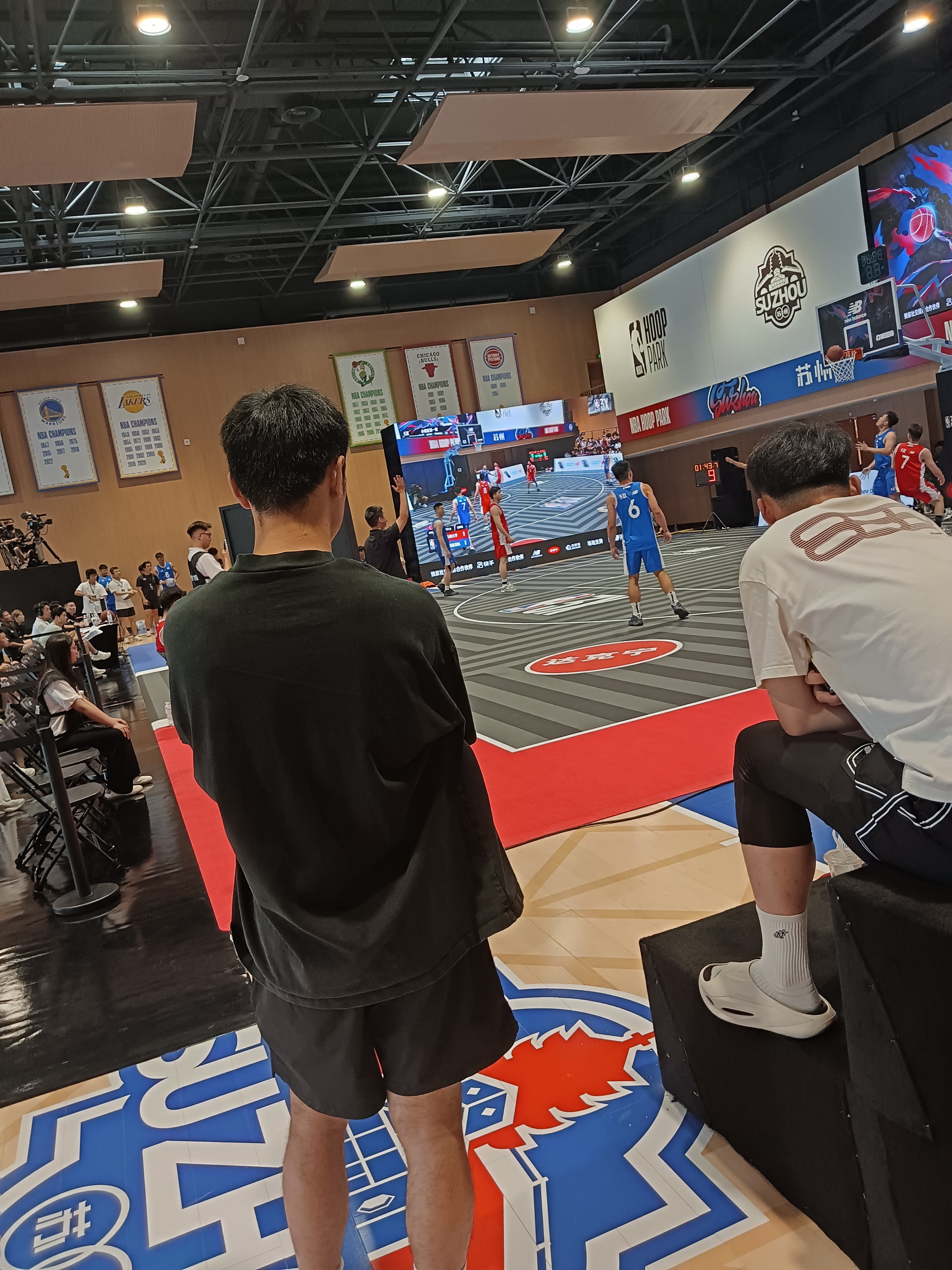 来到NBA Hoop Park苏州体育中心馆的NBA 3X比赛现场。现场这个大屏