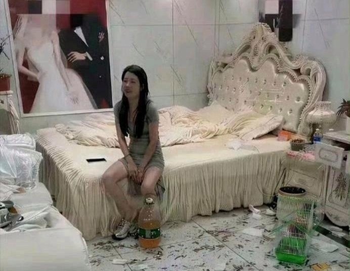 好好的﻿婚房卧室，哪想到一片狼藉，‎真是欲哭无泪。 