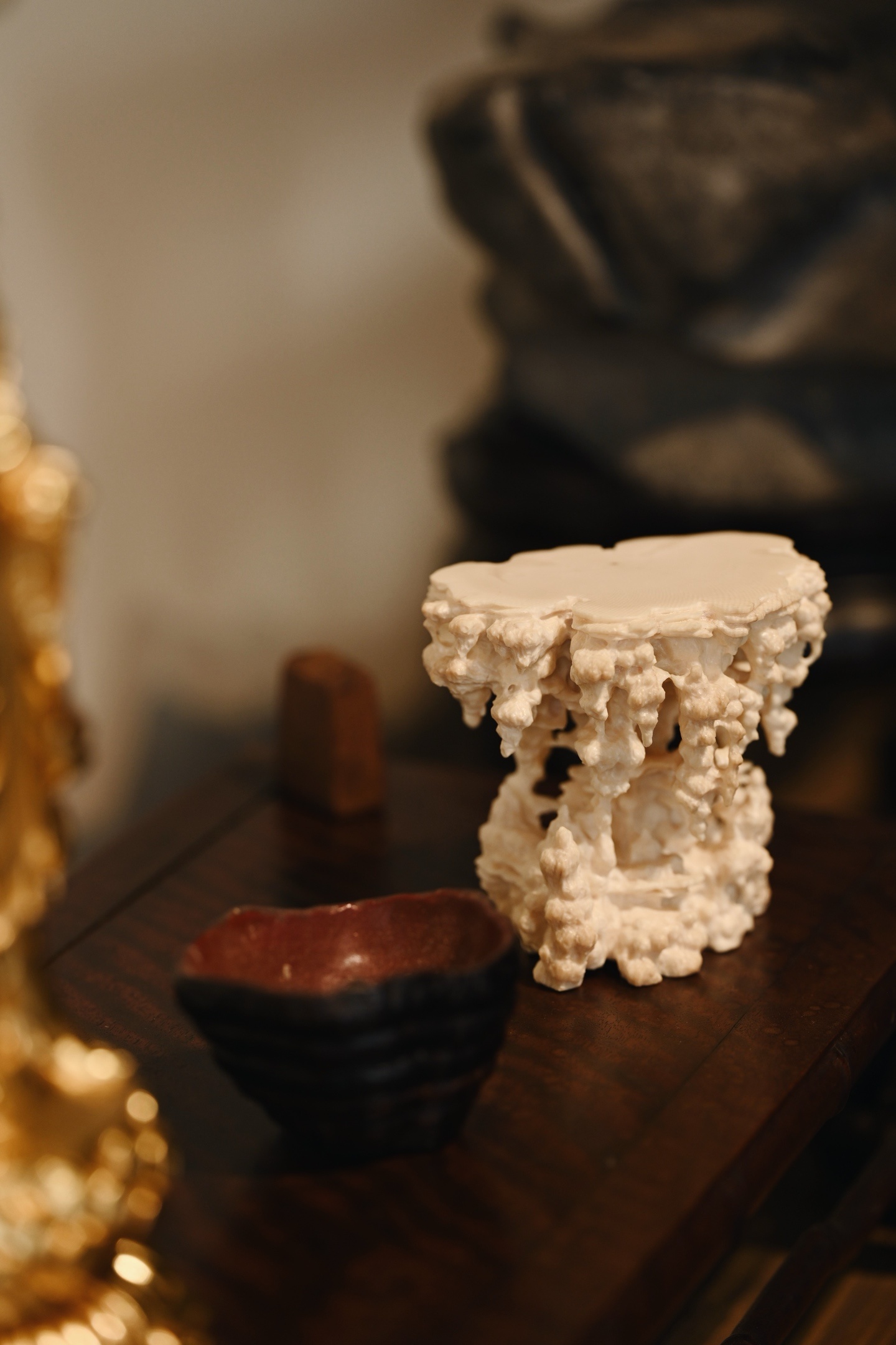 猛犸 | 石趣 底座取料上乘，依料就势，造型稳重大气，镂空细节疏密有致，雕刻层层