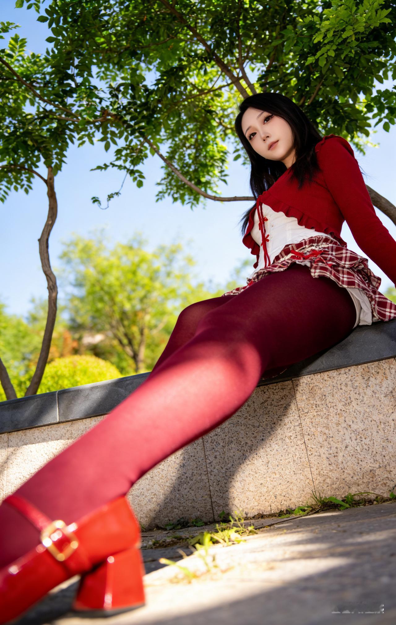 夏日红裙少女，树荫下悠然自得
美女人像群 高清美女 红色裙子真的很好看吗? 长腿