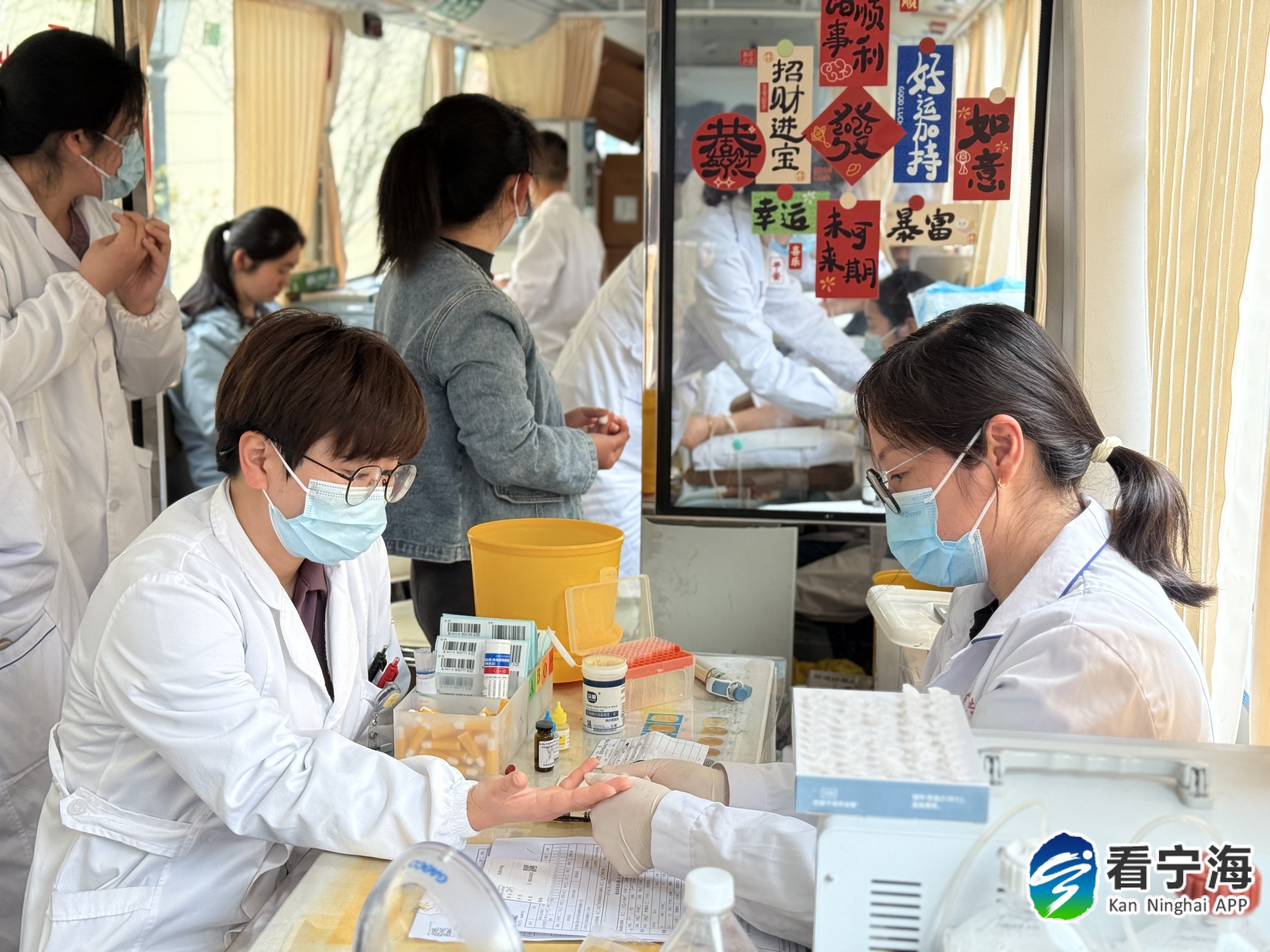 宁波宁海这群医护工作者为爱挽袖 近日，宁海深甽镇中心卫生院的医护们踊跃参与无偿献