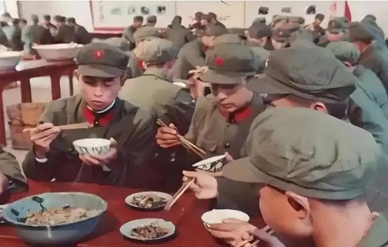 新兵连那会儿睡地铺。1978年年底我应征入伍，就在本省。当夜就被汽车拉到了山沟里