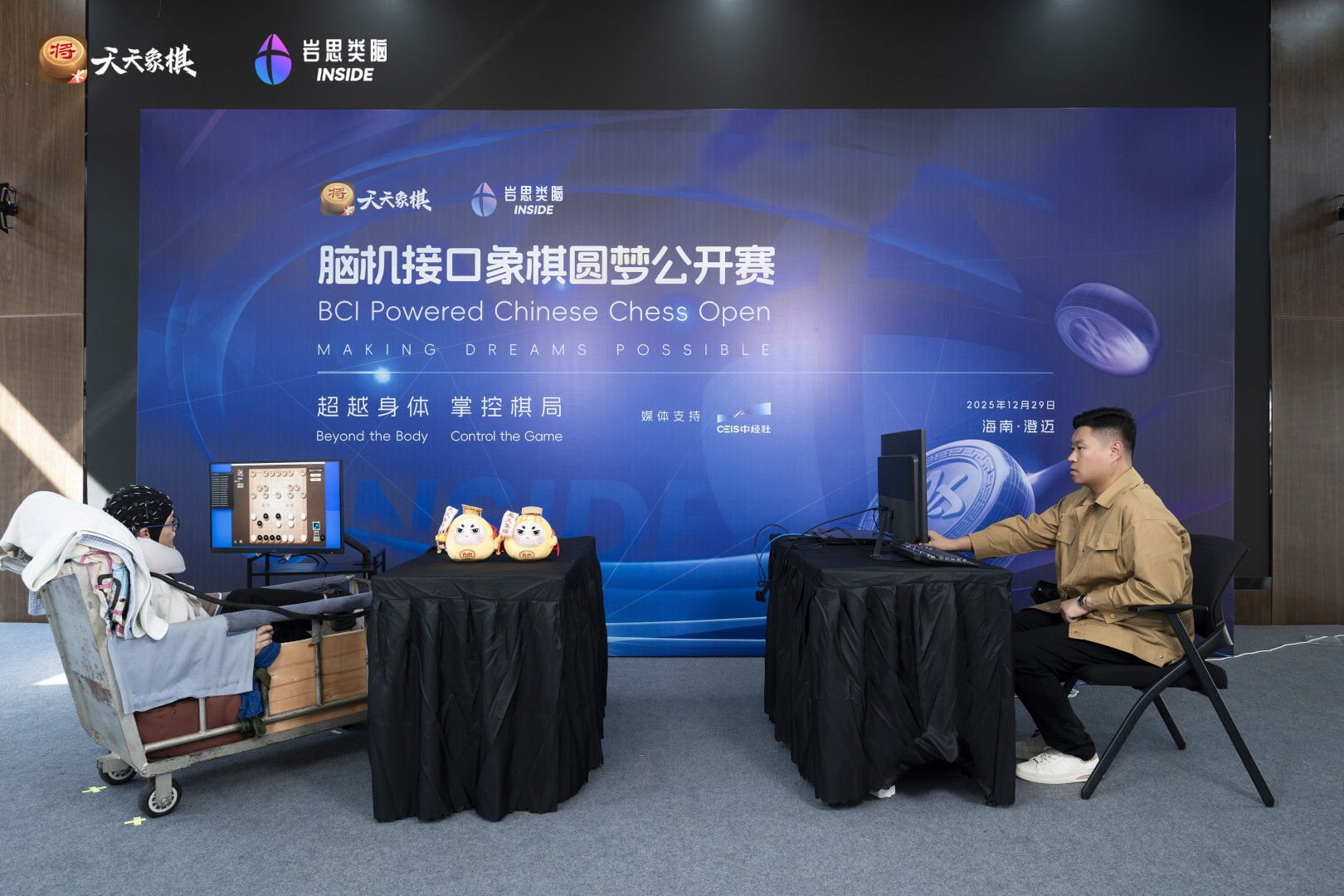 脑瘫棋手凭借脑电波在真实赛场驾驭棋局，这背后是非侵入式脑机接口的关键突破。更是为