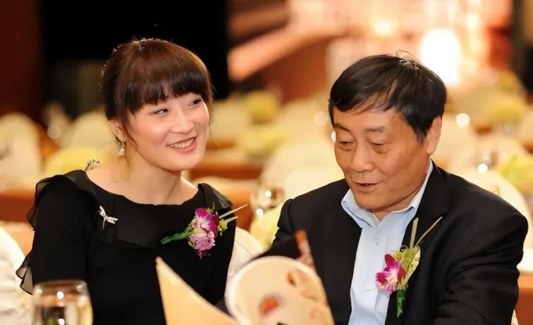 宗馥莉以娇俏笑容和热烈眼神表现对父亲的仰慕，实则早已为将来继承娃哈哈布局，努力学