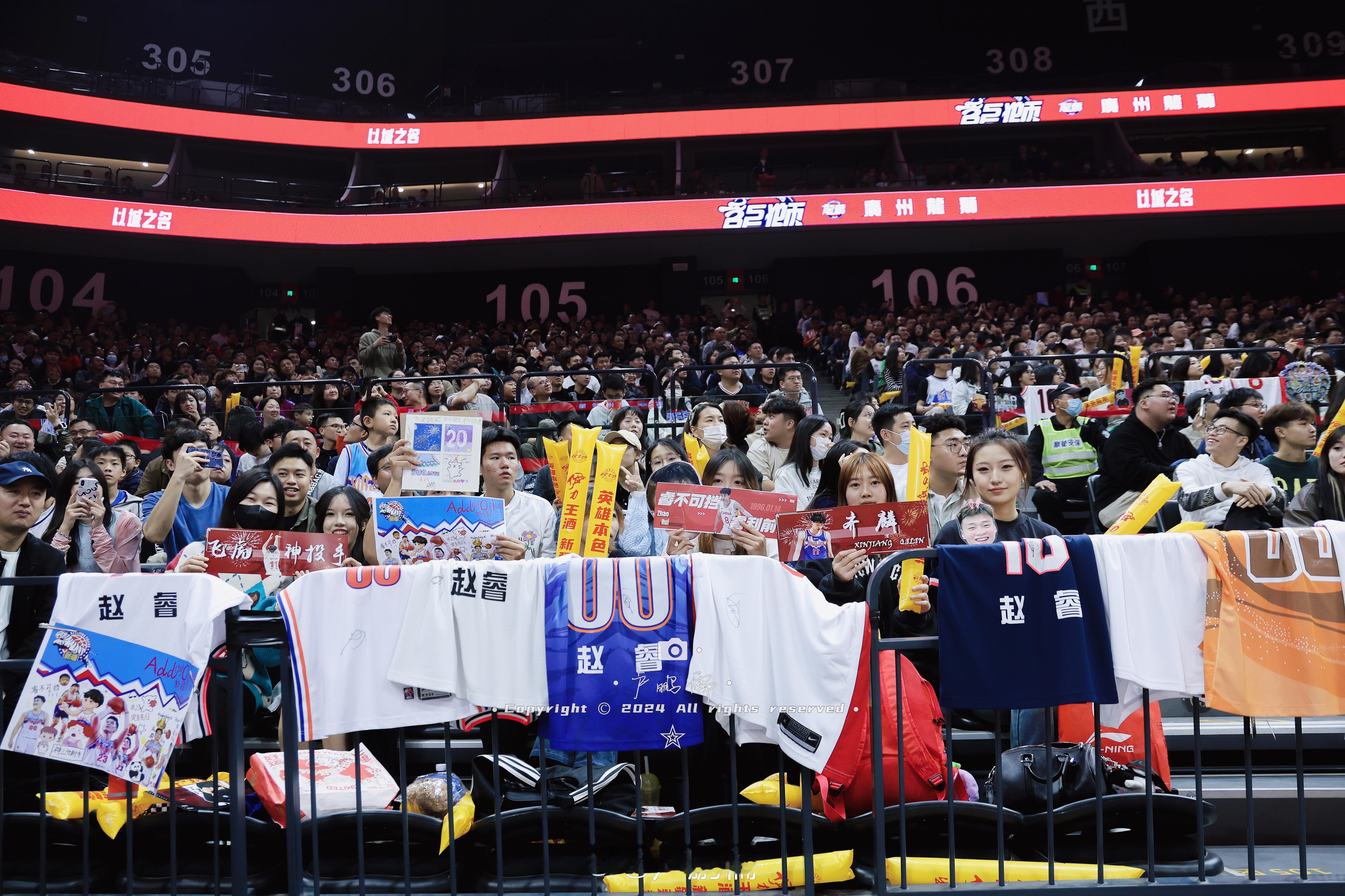 广州 vs 新疆你们催的球迷照来啦[努力]#cba炫时刻##新疆男篮##小卢篮球