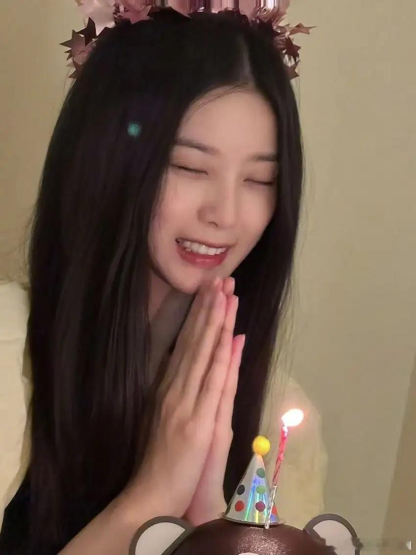 黄子韬晒照为徐艺洋庆生，自信满满的说自己拍的很有艺术感，看到最后一张笑出声来，网