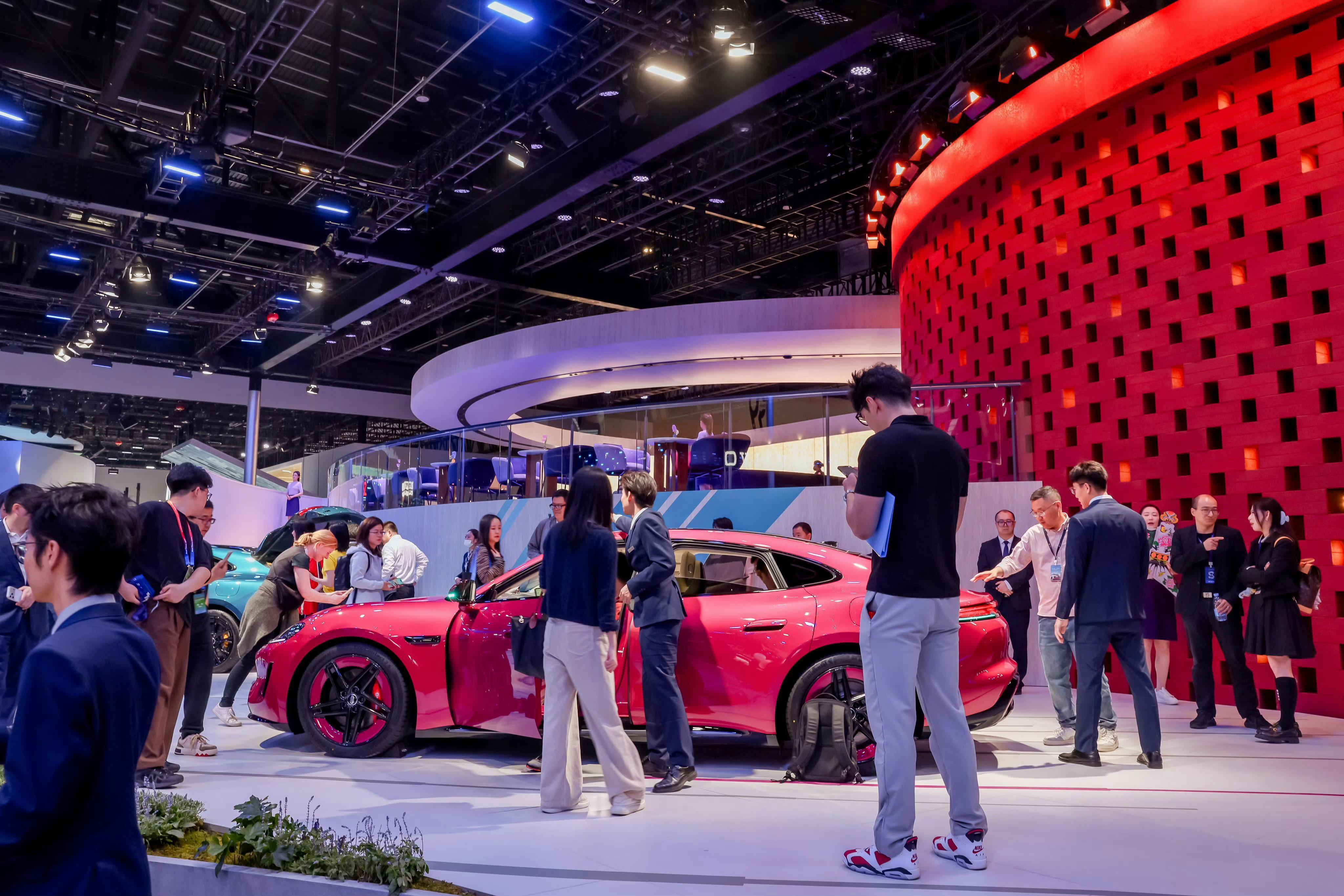 贾健旭现场尚界Z7小订转大定车展现场直接转大定，这群年轻车主真会玩！平均不到30