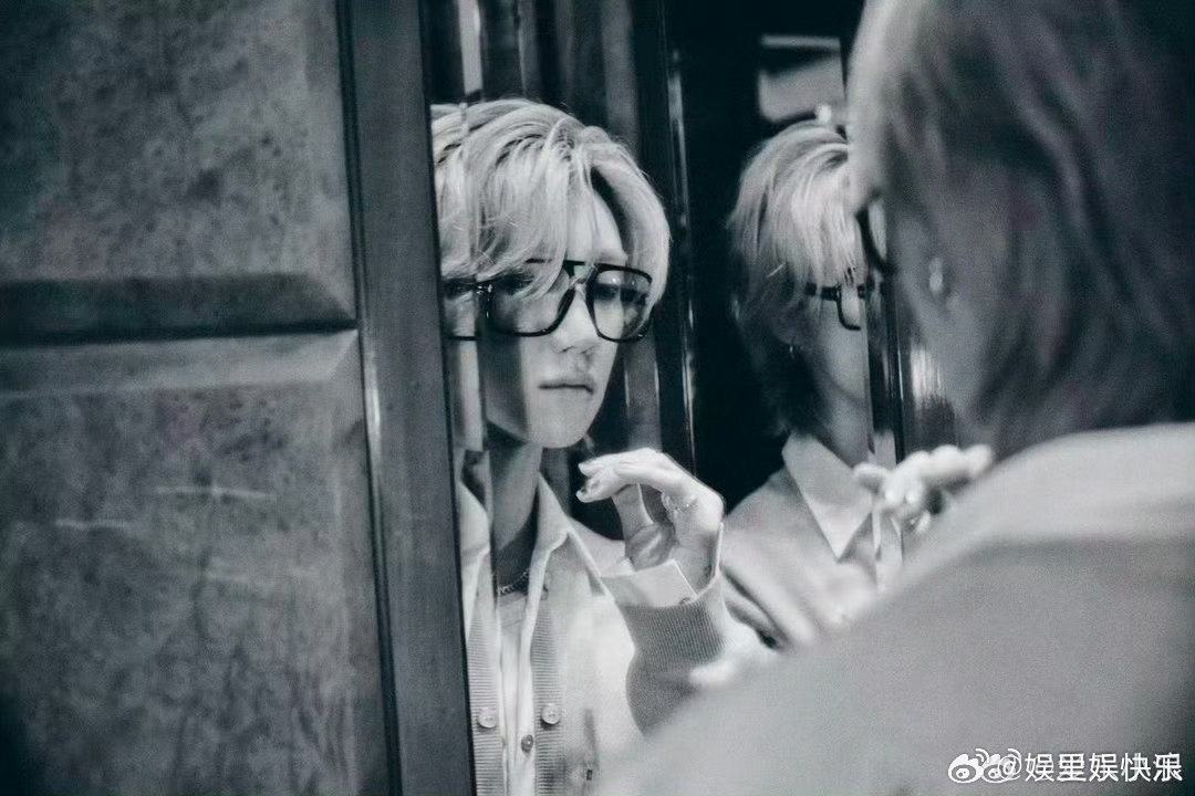 ☁️听着徐明浩的新歌，仿佛能看到四月的云朵在天空中飘荡。徐明浩四月的漂流 ，真的