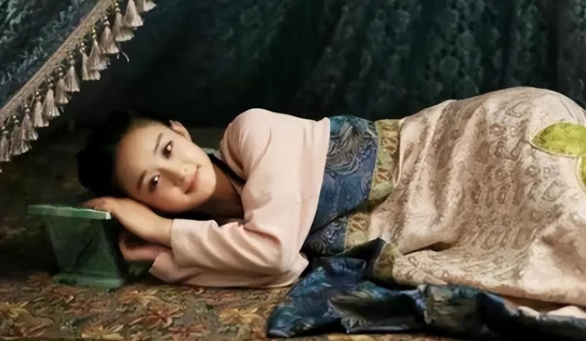 公元9年，西汉太后王嬿正躺在自己的寝殿里闭目养神，忽听榻旁有男人的声音说：“微臣