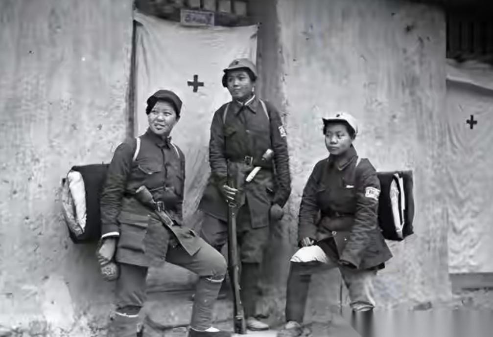 1998年秋天，北京一处老房子的光线有些昏暗。史庆云整理养父史洪全的遗物，在一个