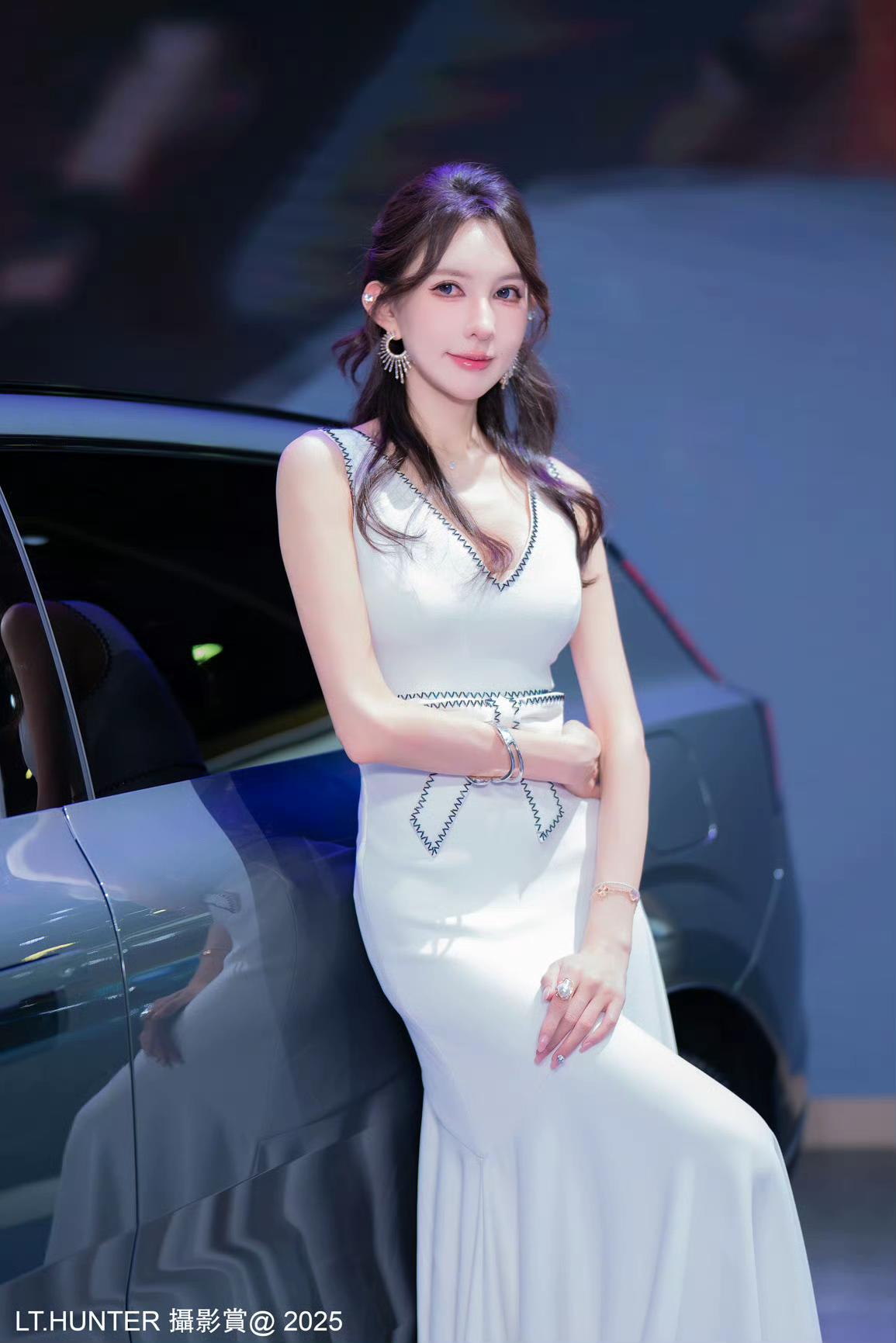 穿着旗袍上街，你能接受吗美女车模穿搭写真