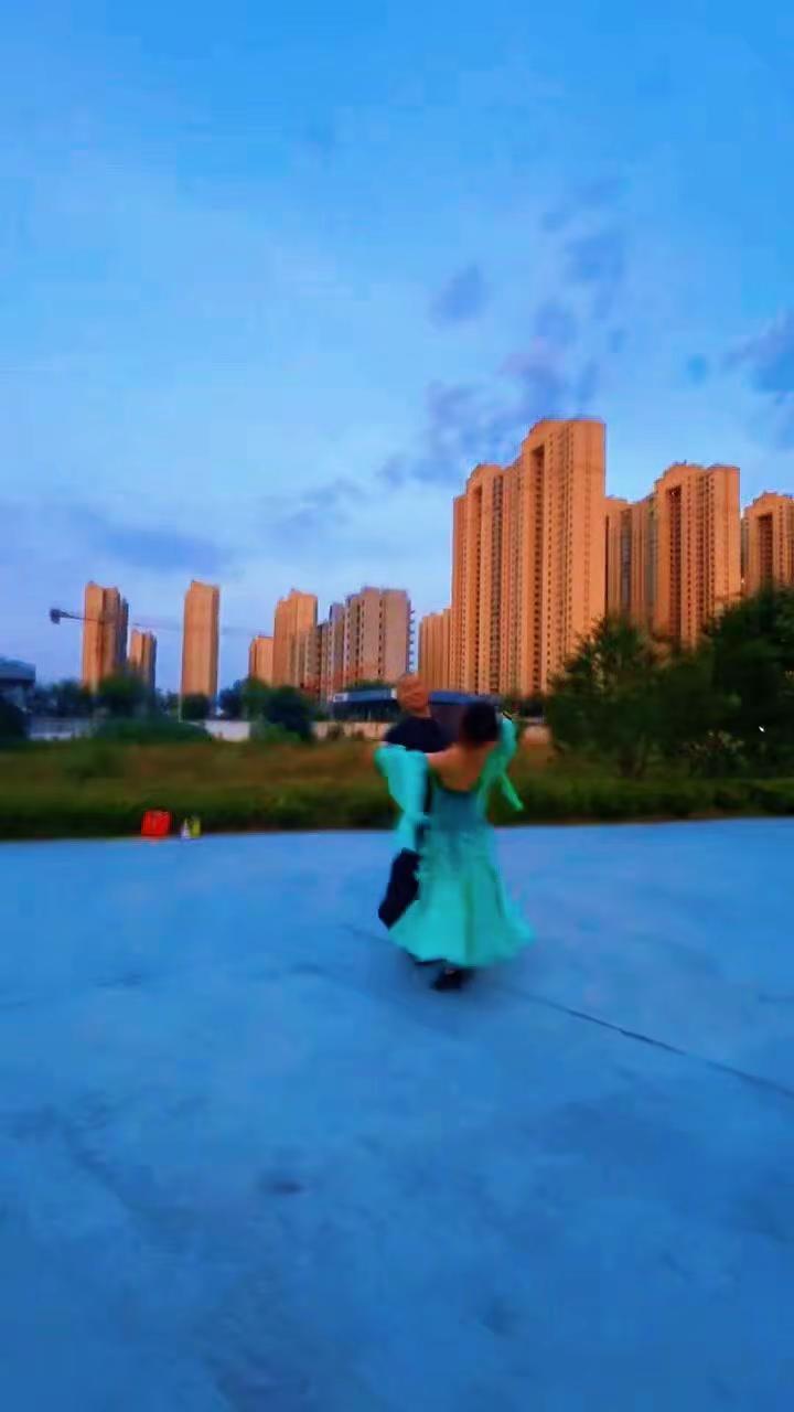 VienneseWaltz练习记。💃夜色下的维也纳华尔兹练习太治愈了！老师带我