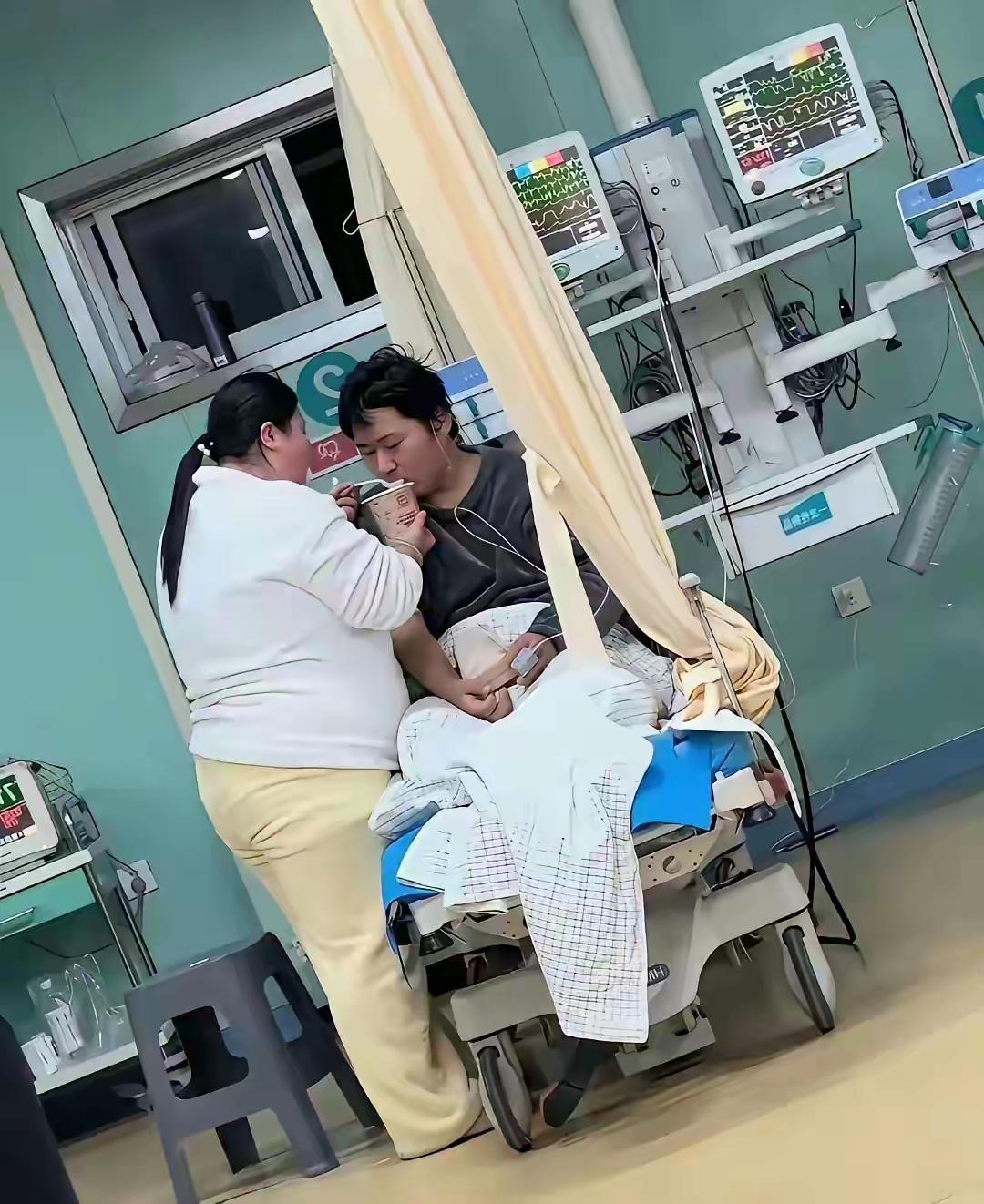这男人也太幸福了！生病住院打点滴，被女人照顾得无微不至！女人一边上班，一边照顾男