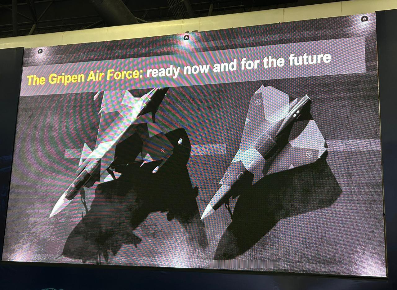 瑞典🇸🇪Saab公司的“狮鹰”Gripen战斗机（左👈）和其下一代（无人）