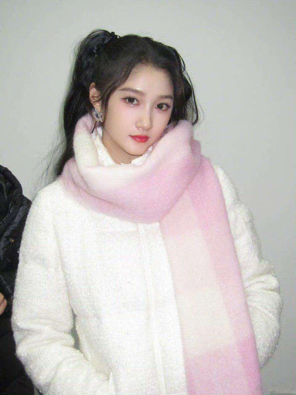 关晓彤元气双马尾造型 关晓彤开启轻盈好食光关晓彤开启轻盈好食光~ 