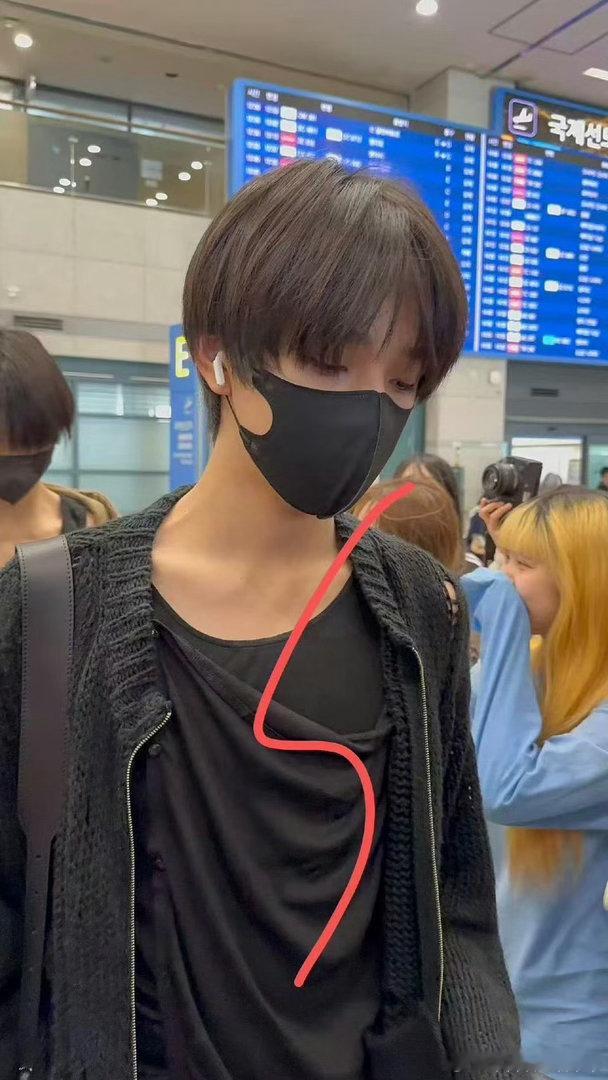 tg 王橹杰下飞机路透 