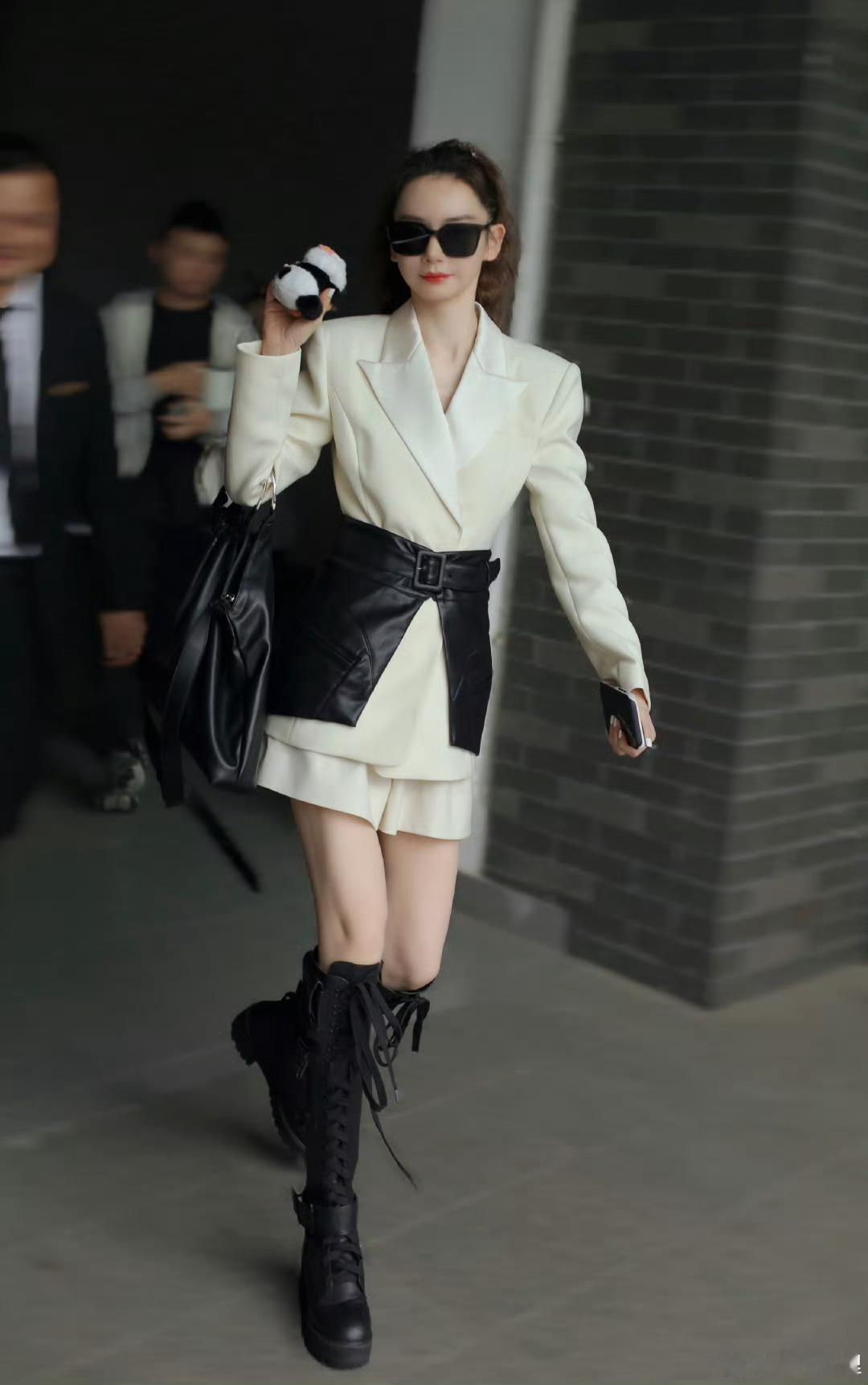 戚薇 女生也可以做的很好 女生们，让我们一起向戚薇学习，勇敢地追求自己的梦想，展