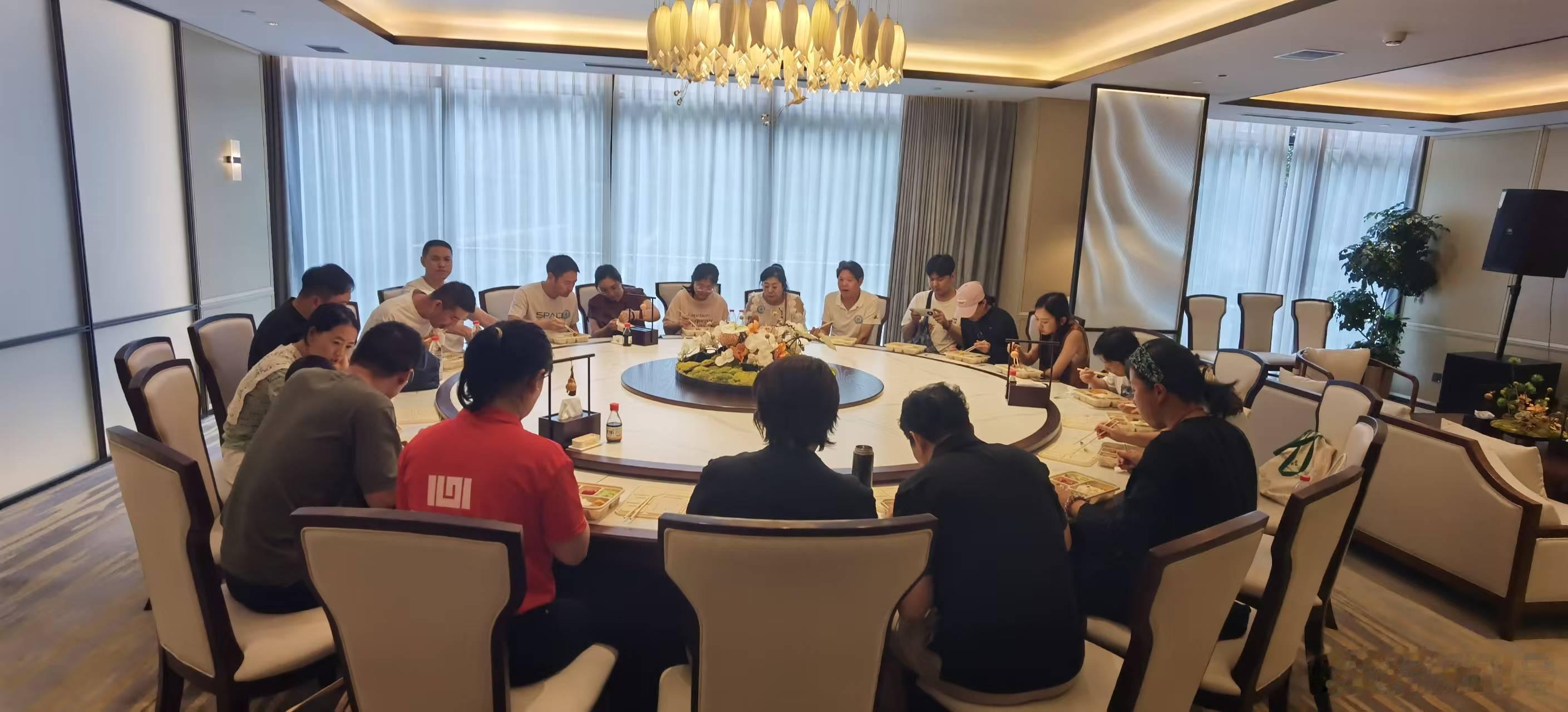当我们去参会的时候，不仅能学到的是知识，更是言行举止的一种观察和学习。通过别人的