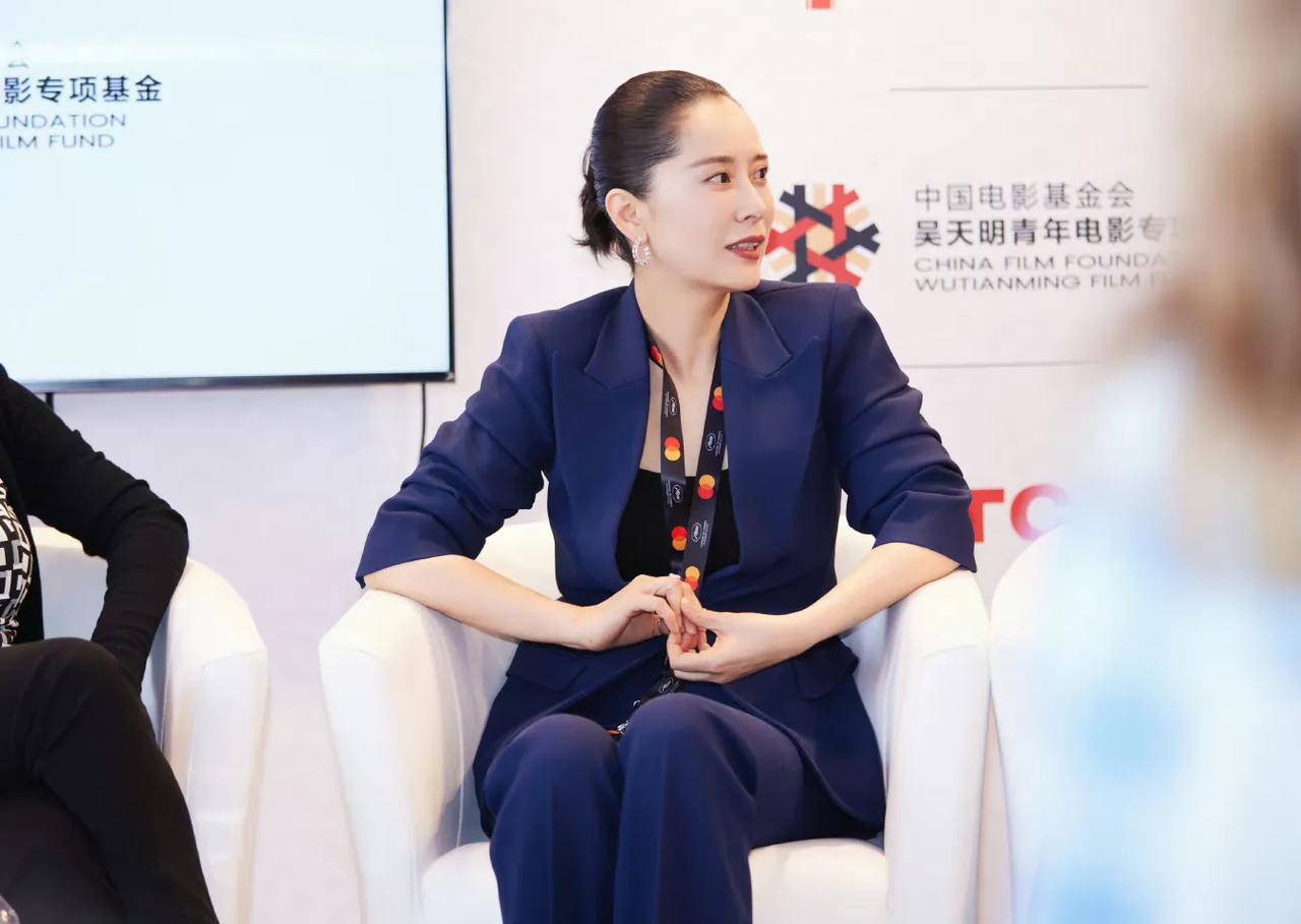 海清亮相戛纳女性电影论坛，看着好优雅，好知性。