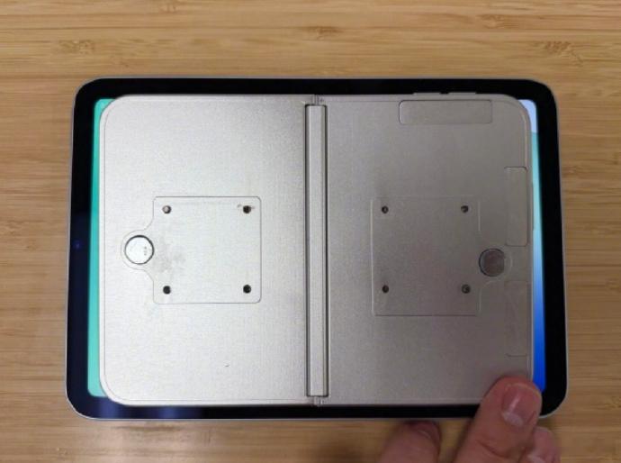 iPhoneUltra金属机模 4月23日消息，海外爆料者Vadim Yurye