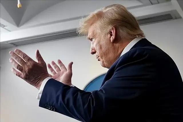 令人震惊，美国有人利用信息不对称在期货市场获取暴利。据美国媒体报道，美国监管期货