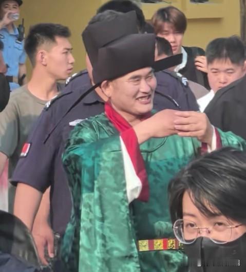 大衣哥朱之文古装拍戏出圈！扮相传神人气爆棚，路人纷纷围堵打卡。
朱之文现身影视拍