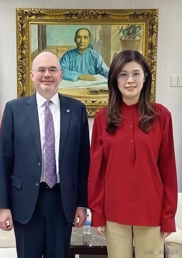 4月22日郑丽文见美国在台协会的谷立言；只见她穿中国红衬衫，下身配卡其色裤装，一