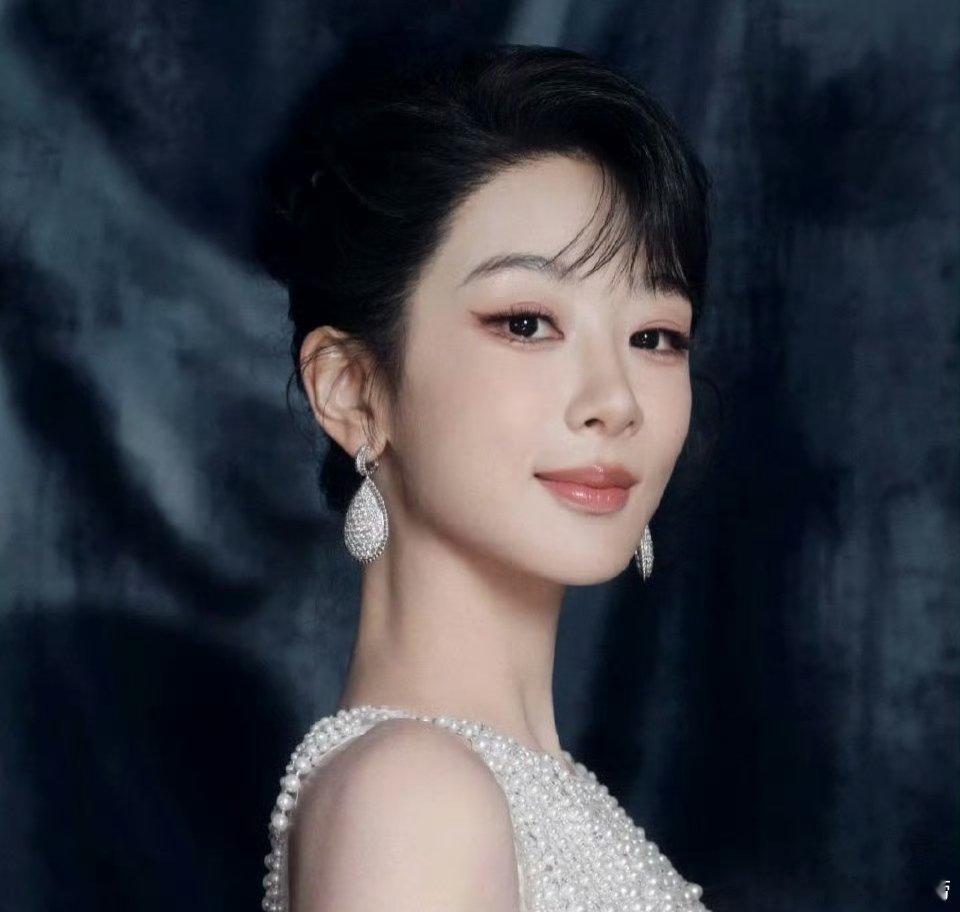 何意味？杨紫工作室上线换了个高贵冷艳的头像 。后援会的烂摊子不管了吗？ 