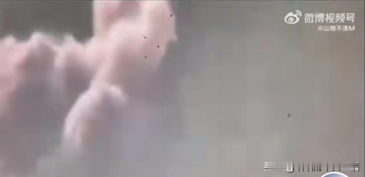 泰国兵临柬埔寨城下，势如破竹。
咋个回事嘛，这种打法，泰国的炮弹不要钱的么！