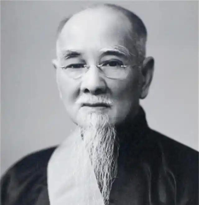 [太阳]1943年，国民政府主席林森，意外遭遇车祸，不久离开人世，蒋介石叫来戴笠