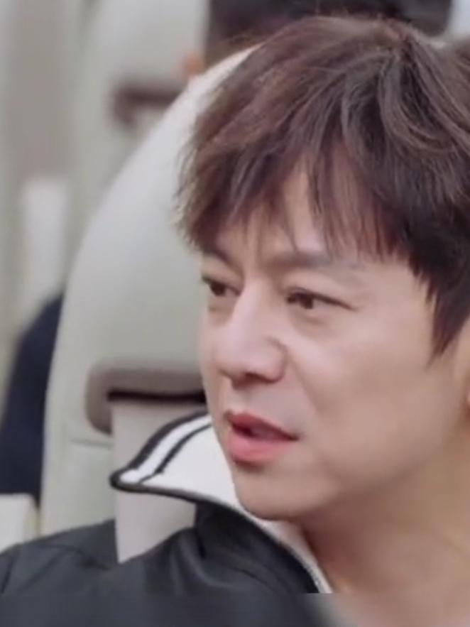 51岁的何炅也不装了，不服老不行。

自己以为还是小青年，逆生长，结果现实打脸。