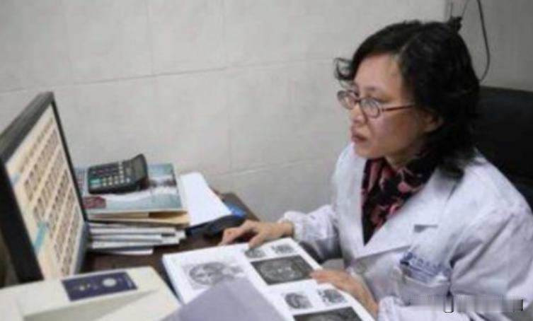 2009年，女医生拿着病人的检查资料，冲到领导面前：一切正常，用不着开刀。谁料，